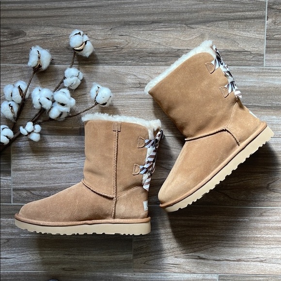 🌿UGG BAILEY BOW DIAGONAL STRIPES BOOYS🌿 - Picture 2 of 16